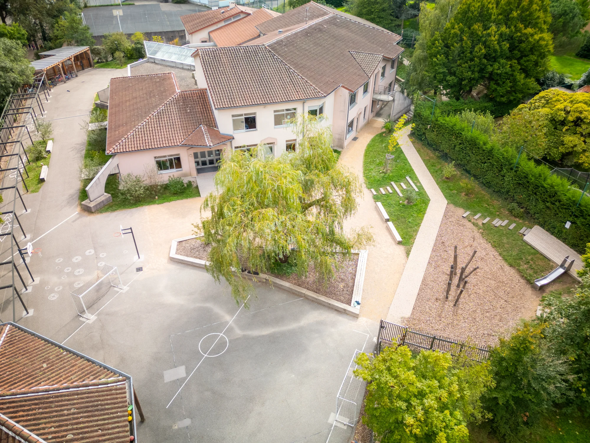 Vue aérienne de l'école Martel à Chaponost